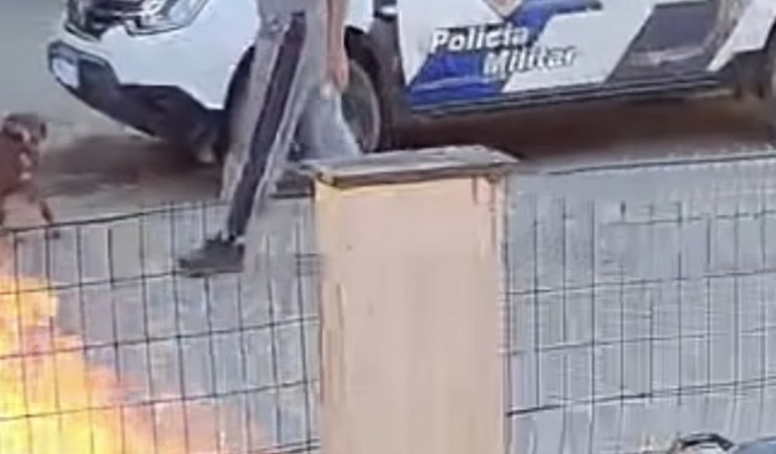 Motociclista incendeia veículo após apreensão e causa incêndio com feridos