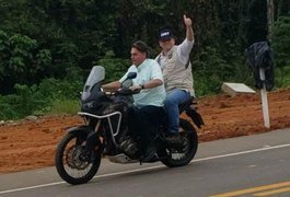 Vídeo. Presidente Jair Bolsonaro atravessa ponte de moto com ministro na garupa