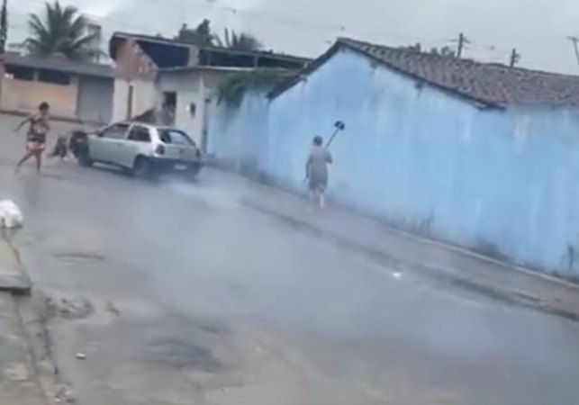 Homem tenta atropelar ex-companheira, derruba muro e deixa três feridos em Rio Largo