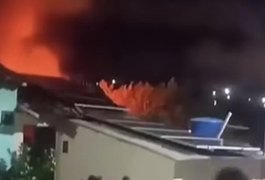 Mulher morre carbonizada durante incêndio em residência em Satuba