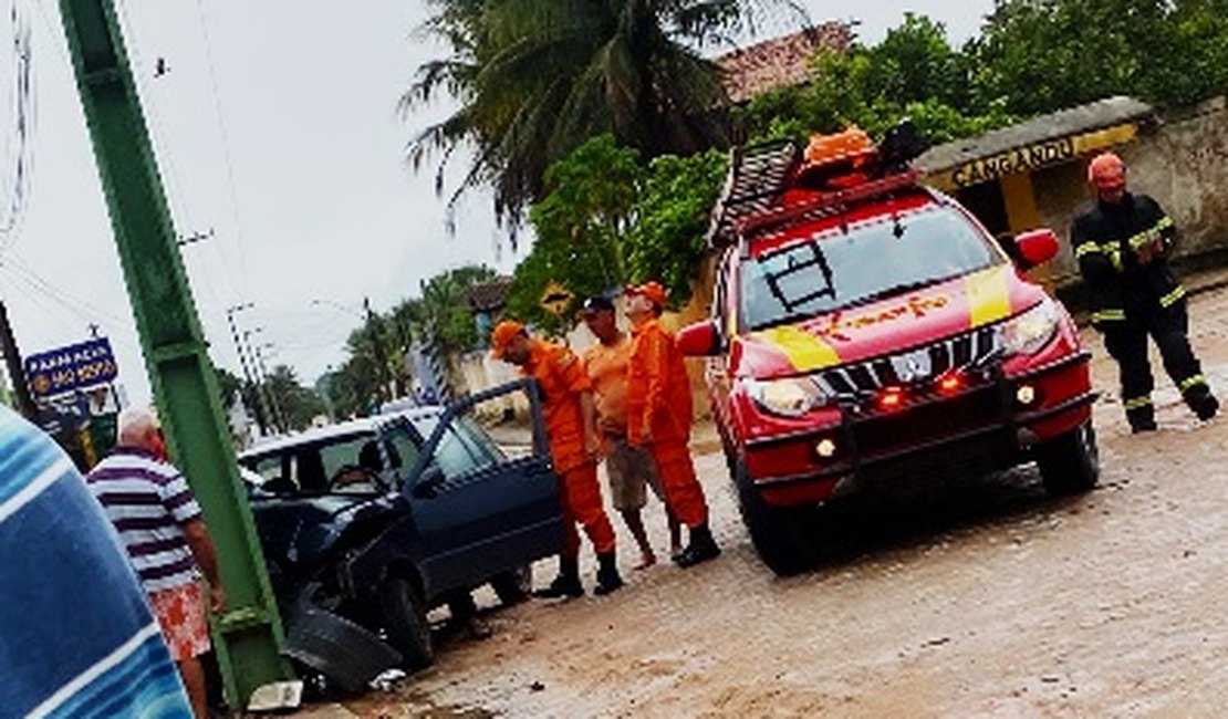Motorista fica preso às ferragens após carro colidir contra poste na zona rural de Arapiraca