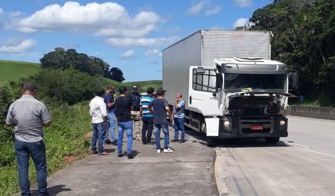 Após confronto com quadrilha, PC recupera caminhão e carga roubados em rodovia alagoana