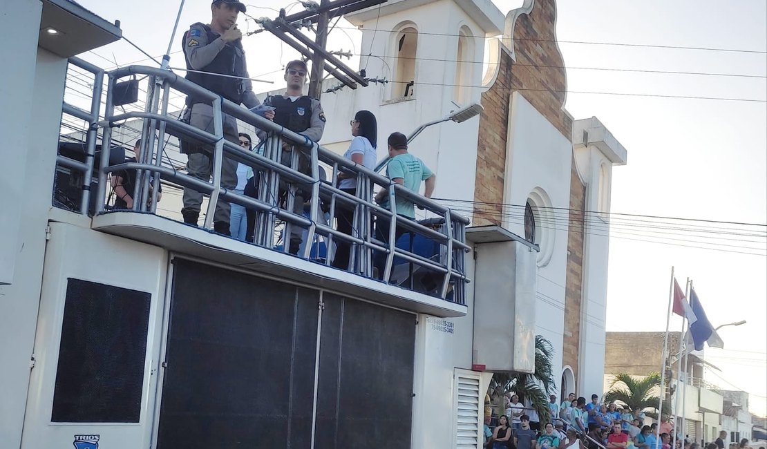 PMs do Cisp de Girau realizam sorteio de campanha para ajudar cozinheira que perdeu casa durante chuvas