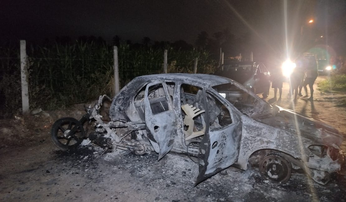 Inconformado com separação, homem ateia fogo em carro e motocicleta em Arapiraca