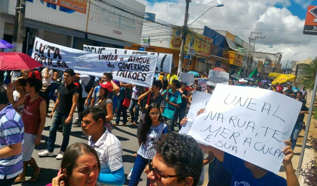 Estudantes e trabalhadores realizam protesto no centro de Arapiraca