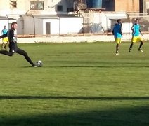 Alysson Dantas realiza treino técnico-tático e faz correções em campo