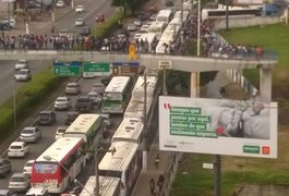 Motoristas do transporte escolar estadual protestam em frente ao Cepa