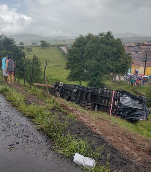 VÍDEO. Carreta cai em ribanceira na AL-110, em Taquarana, e motorista sofre escoriações