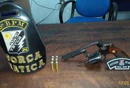 Jovem é detido com arma de fogo em veículo envolvido em assaltos em Arapiraca