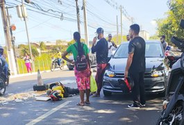 Colisão envolvendo motocicleta e carro deixa homem ferido na parte alta de Maceió