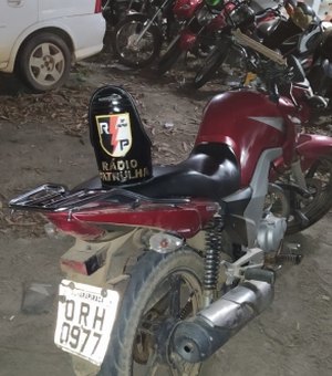Moto roubada próximo ao shopping é encontrada em área de mata, em Arapiraca