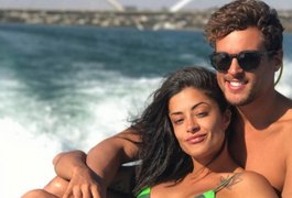 Aline Riscado posa agarradinha com o amado em passeio de barco