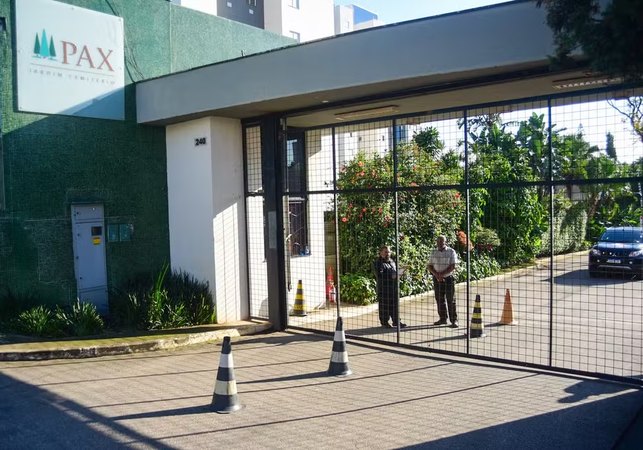 Família e amigos chegam para velório fechado de Rick em Sorocaba