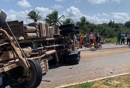 Homem sofre queda de moto após caminhão com entulhos tombar na Rota do Mar, em Maceió