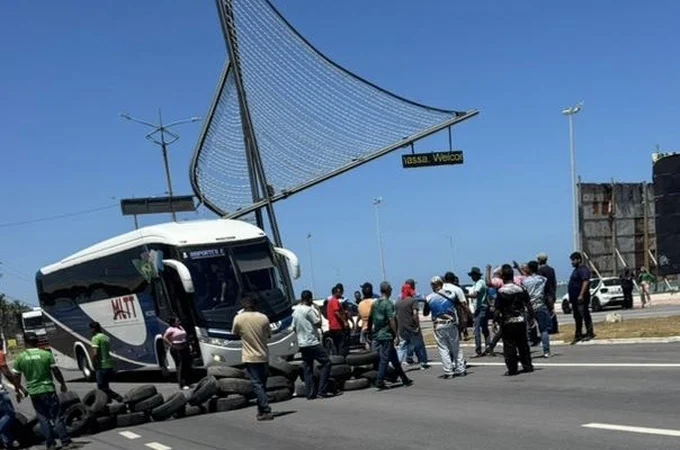 Taxistas bloqueiam trecho da Avenida Assis Chateaubriand em protesto contra fiscalizações em Marechal Deodoro