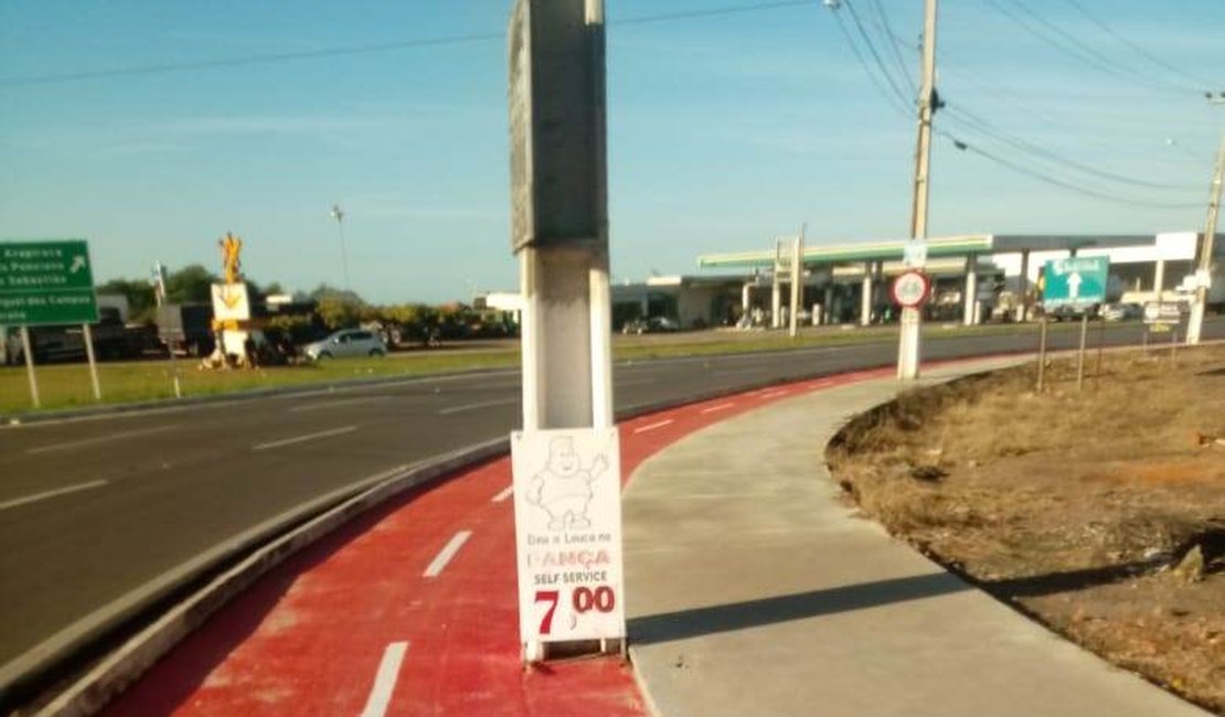 Poste colocado na ciclovia da AL 110 atrapalha ciclistas e pode causar acidentes em Arapiraca