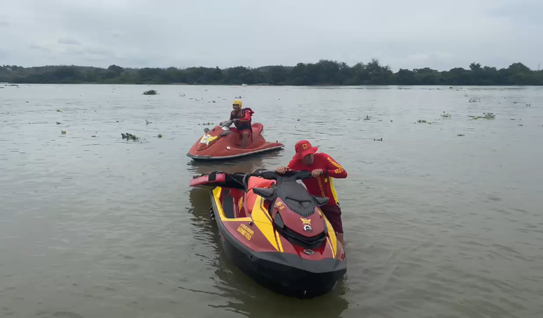 VÍDEO: Bombeiros realizam buscas para resgatar corpo submerso em açude em Penedo