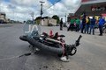 Carro e motocicleta colidem no Trevo da Igrejinha e condutor fica ferido, em Arapiraca