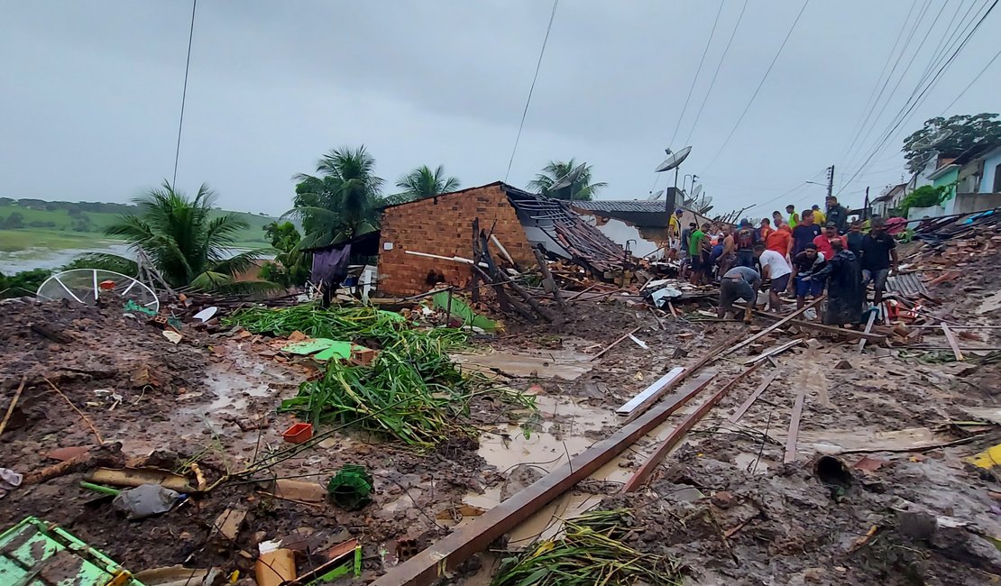 Cinco casas desabam deixando feridos em Penedo; equipes buscam pessoas soterradas
