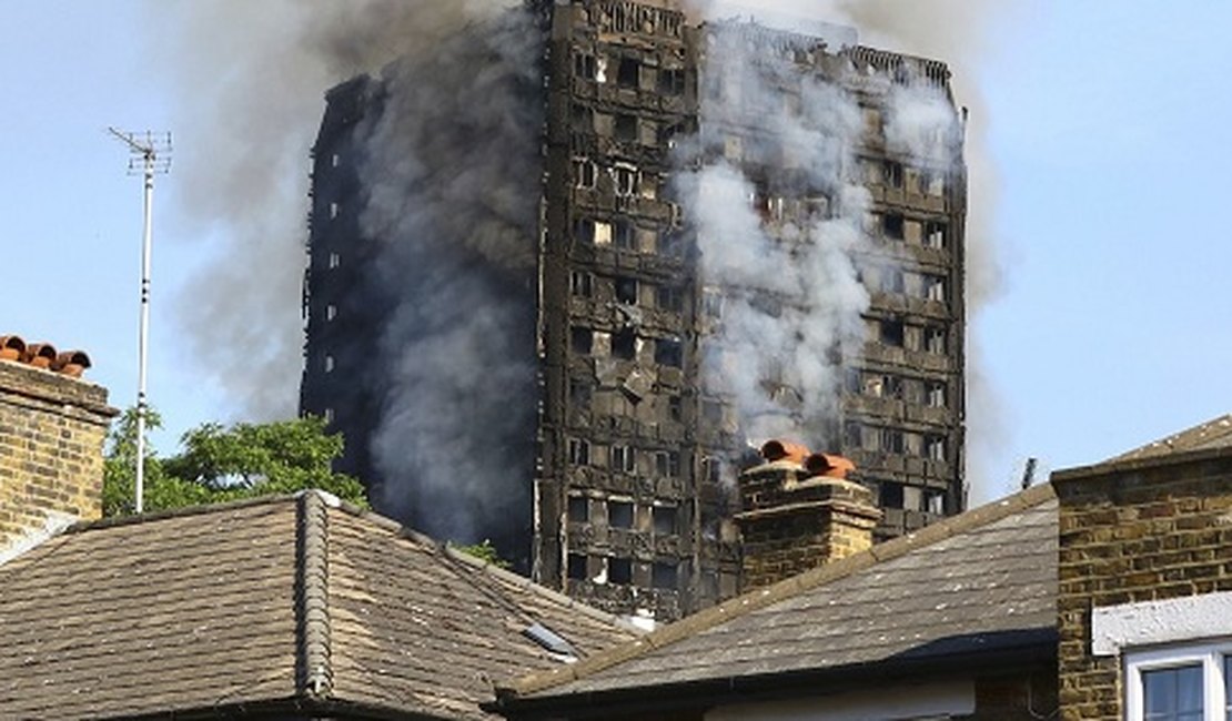 Apenas uma vítima do incêndio em Londres foi identificada; 65 pessoas seguem desaparecidas