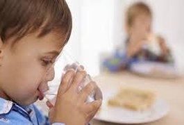 Casos de desidratação infantil aumentam no verão e pais devem ficar atentos aos sintomas