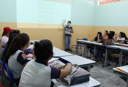 Professor de Libras da Uneal estimula estudantes a conhecer cultura dos surdos