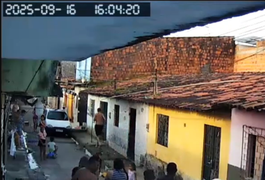 VÍDEO: Após ser perseguido por criminoso, homem é morto a tiros em residência, em Maceió