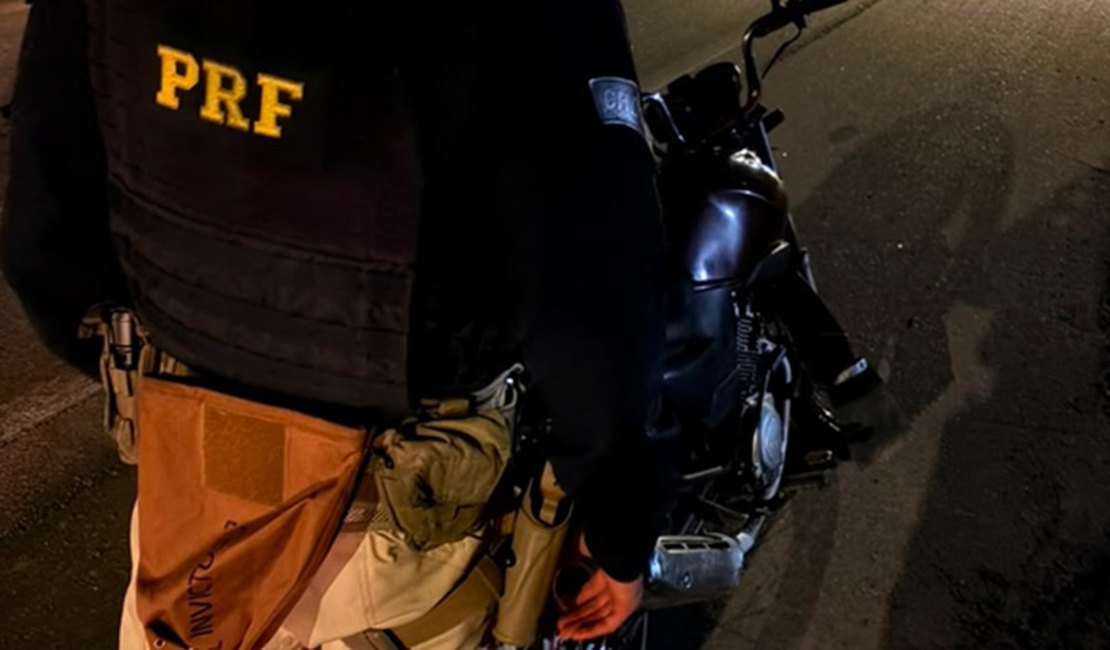 PRF prende homem por receptação e recupera moto roubada, em Atalaia