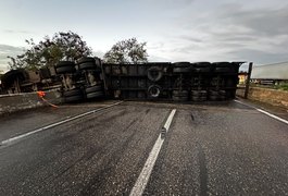 Carreta com carga de madeira tomba e cinco pessoas ficam feridas em Porto Real do Colégio