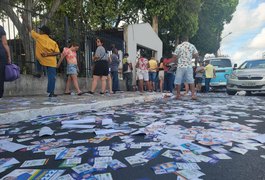 Manhã de domingo de eleição é marcada por grande derramamento de 'santinhos' pelas ruas de Arapiraca