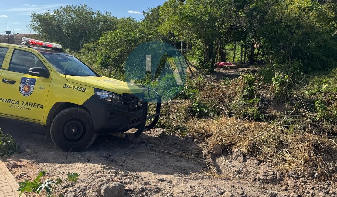Vídeo. Mulher é encontrada morta em área conhecida pelo uso de drogas em Arapiraca