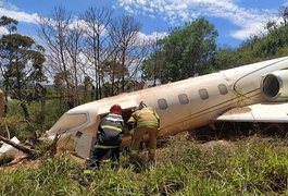 Avião sai da pista de pouso, cai em ribanceira e deixa feridos