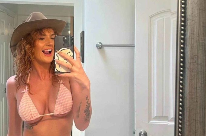 Com duas vaginas e dois úteros, mulher faz sucesso no OnlyFans