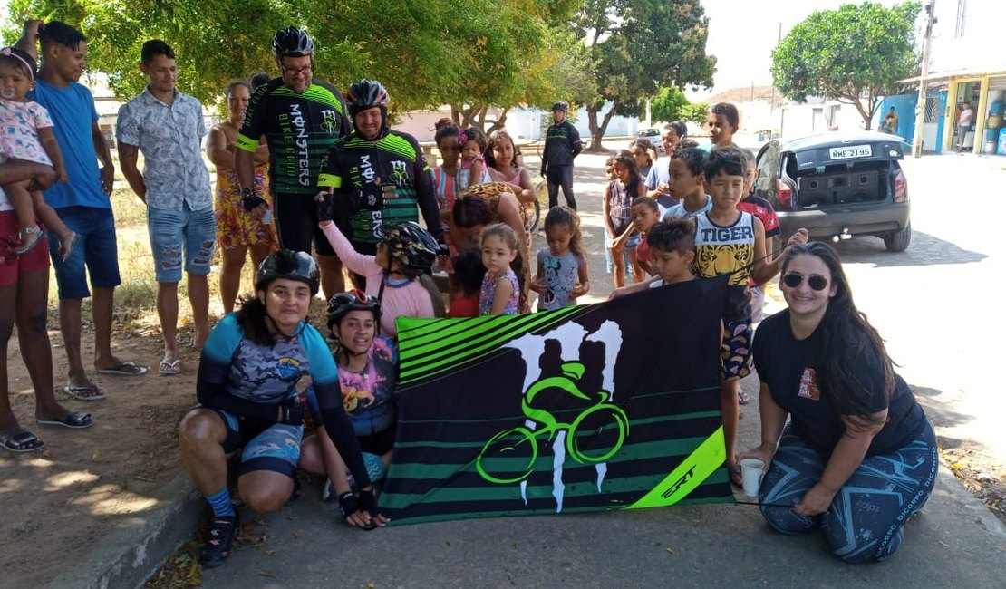 Grupos de ciclistas promovem ação social e entregam presentes para crianças carentes, em Arapiraca