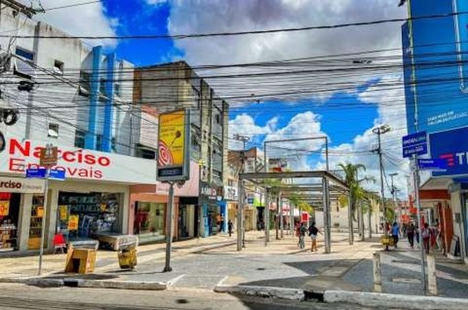 Mulher corre atrás de homem armada com faca no Centro de Arapiraca