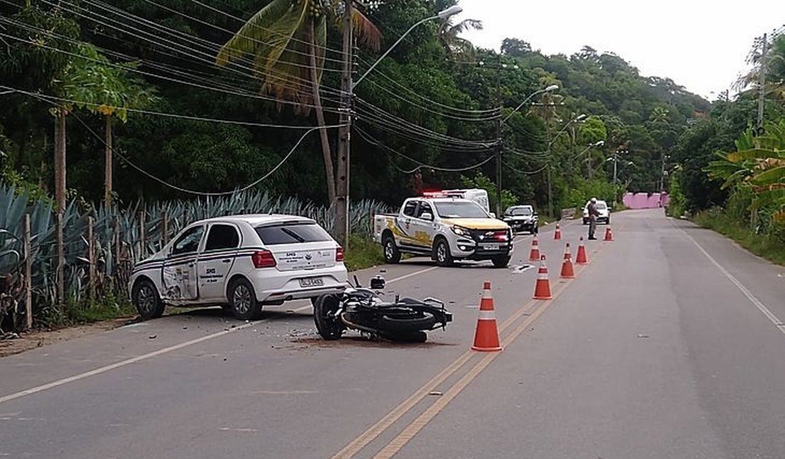 Motociclista morre após bater em carro da Secretaria Municipal de Saúde, na AL-101 Norte