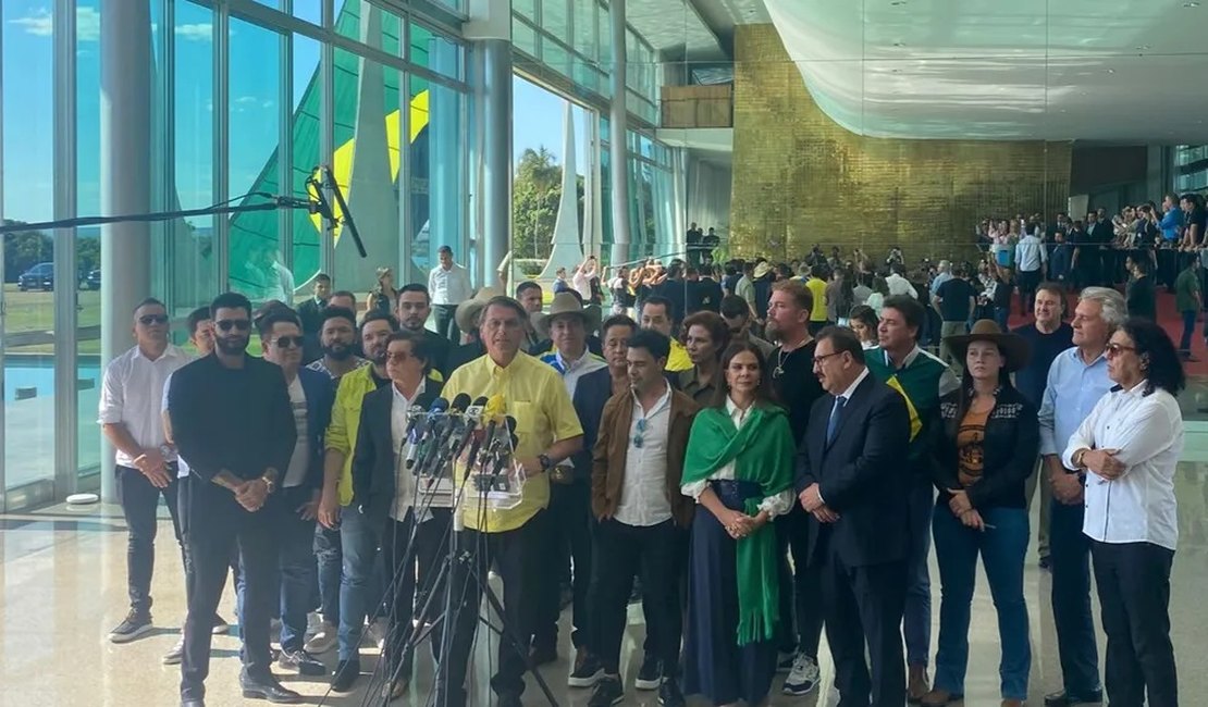 Bolsonaro recebe apoio de cantores sertanejos e diz ter 'certeza' da virada nas eleições
