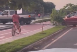 Motorista é flagrado rebocando carro em ciclovia e causa revolta em Arapiraca