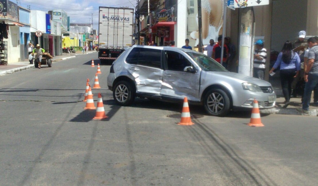 Colisão entre caminhão e automóvel deixa mulher ferida no Centro de Arapiraca