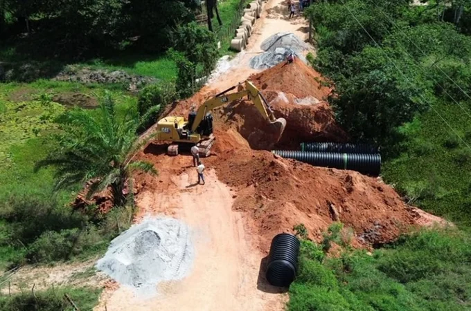 Investimento da Prefeitura de Penedo amplia escoamento de águas na estrada da Ponta Mofina