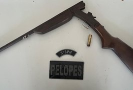 Homem que estava oferecendo espingarda em posto de combustíveis de Arapiraca é preso pela PM