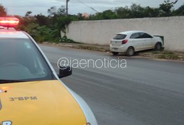 Motorista perde controle de carro e bate em muro de associação, em Arapiraca