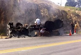 Carreta carregada com aguardente tomba e pega fogo na BR 101, em Pilar