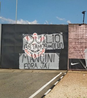 Torcedores do Corinthians protestam no CT e cobram demissão de Mancini