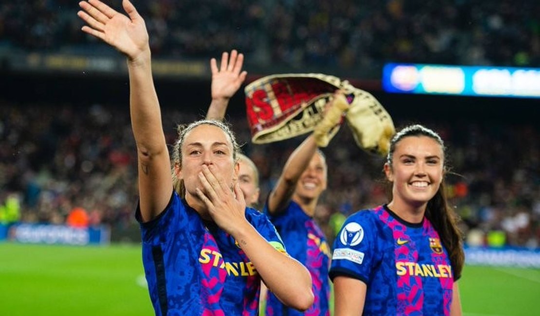 Quase 100 mil pessoas: Maior público da história do futebol feminino é registrado em jogo entre Barcelona e Real Madrid