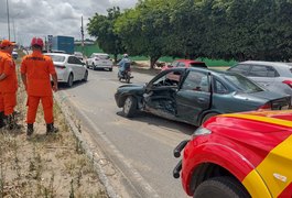 Vídeo. Colisão entre carros deixa feridos e trânsito lento na AL-220, em Arapiraca