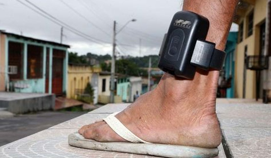 Reeducando quebra tornozeleira e é flagrado pelo Bope traficando em Maceió