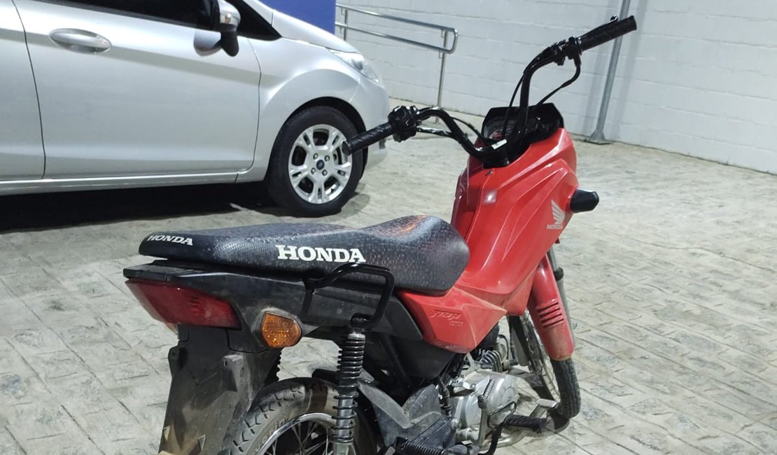 Motocicleta sem placa é encontrada pela PM em praça no Centro de Craíbas