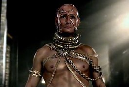 Rodrigo Santoro brilha - literalmente - em trailer novo de '300'