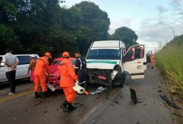 Colisão entre carro e van deixa dois feridos em Porto Calvo